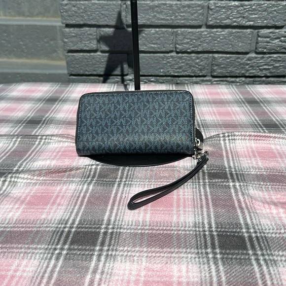 MICHAEL KORS wristlet wallet 8x5 (buy now price) - Picture 3 of 6